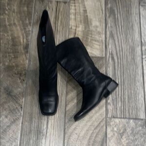 Vintage Naturalizer Black 1” Heeled square toe Boots Sleek Leather Design